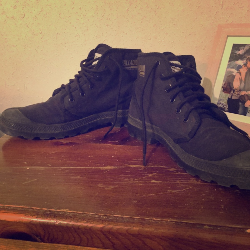 PALLADIUM men’s size 10 boots.